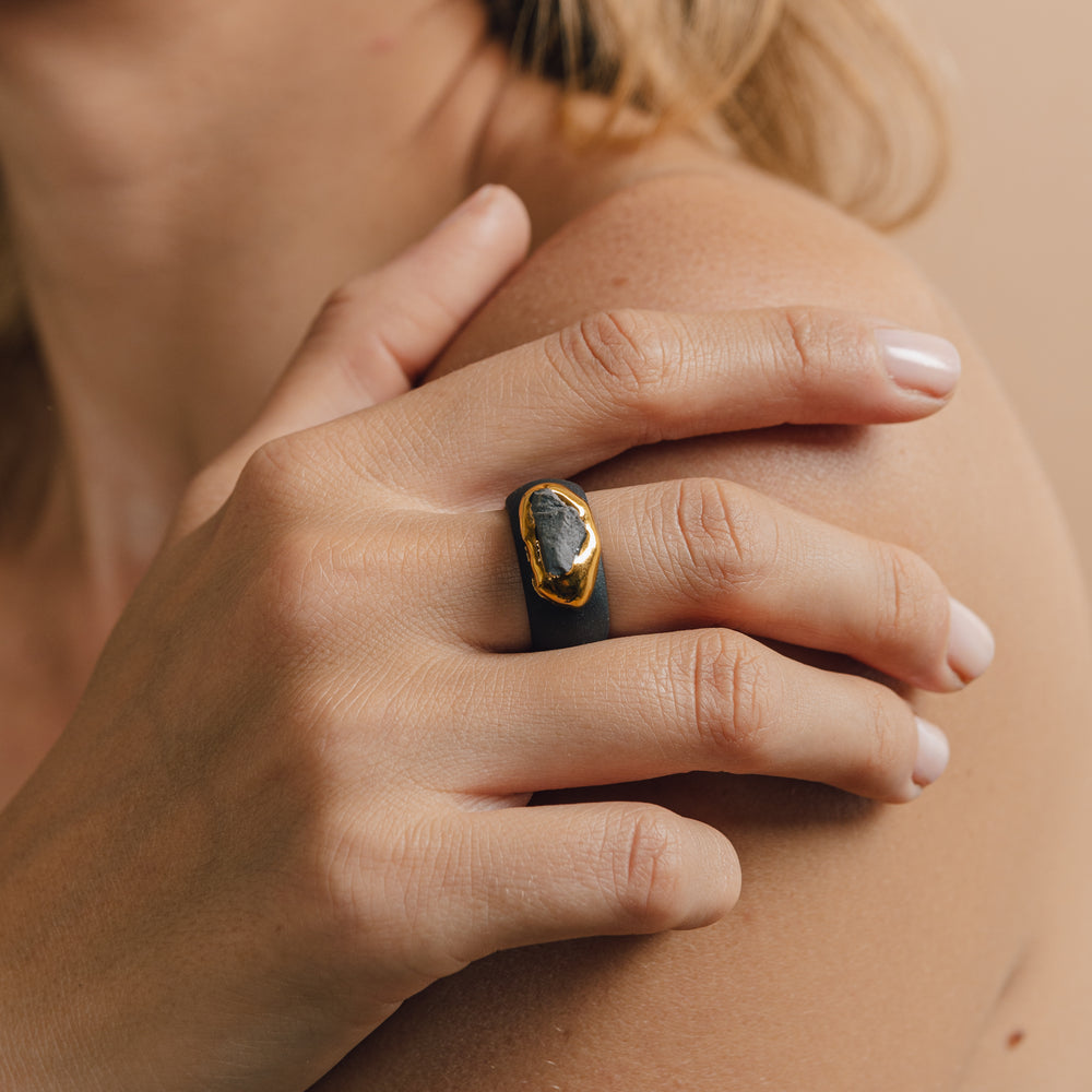 Elegantiškas porceliano žiedas ant moters rankos – unikalus rankų darbo papuošalas, derantis prie minimalistinio ir prabangaus stiliaus