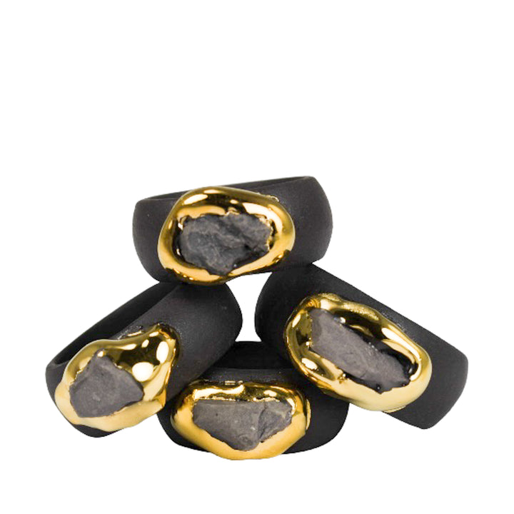 Juodi keramikiniai žiedai su aukso akcentais – modernus ir meniškas dizainas, išsiskiriantis natūralumu ir tekstūriniais elementais, sukurta FreakyFoxx