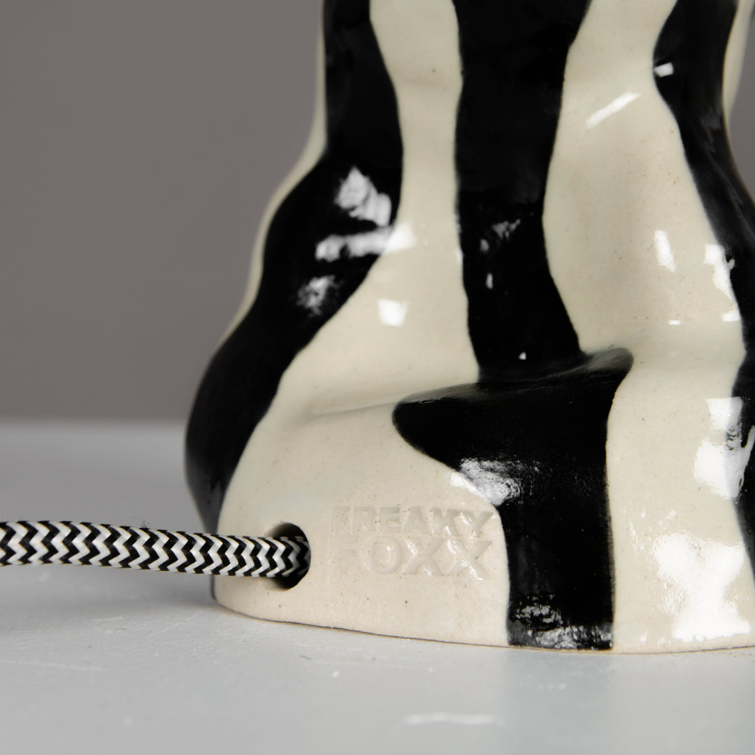 Braided fabric cord with switch and EU plug – safe, stylish solution for handmade ceramic and stoneware lamps. / Pintas tekstilinis laidas su jungikliu ir europiniu kištuku – saugus ir estetiškas sprendimas akmens masės šviestuvui.