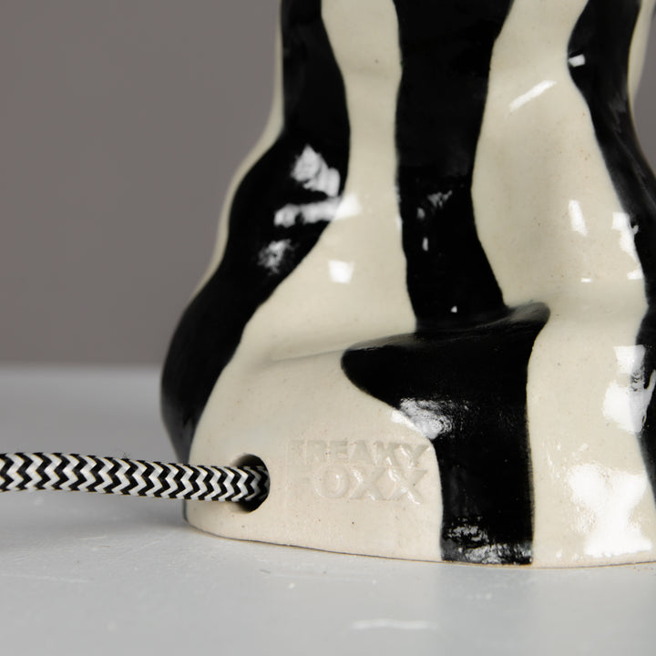 Braided fabric cord with switch and EU plug – safe, stylish solution for handmade ceramic and stoneware lamps. / Pintas tekstilinis laidas su jungikliu ir europiniu kištuku – saugus ir estetiškas sprendimas akmens masės šviestuvui.