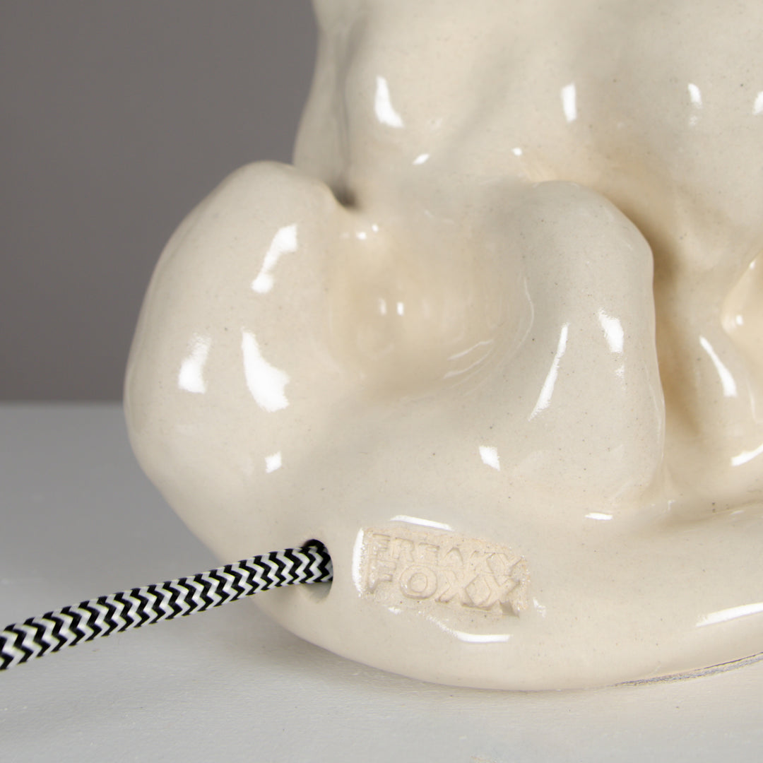 Braided fabric power cord with inline switch and EU plug – durable, high-end finish for handmade ceramic lamps. / Pintas tekstilinis laidas su jungikliu ir europiniu kištuku – patikimas sprendimas rankų darbo keraminiams šviestuvams.