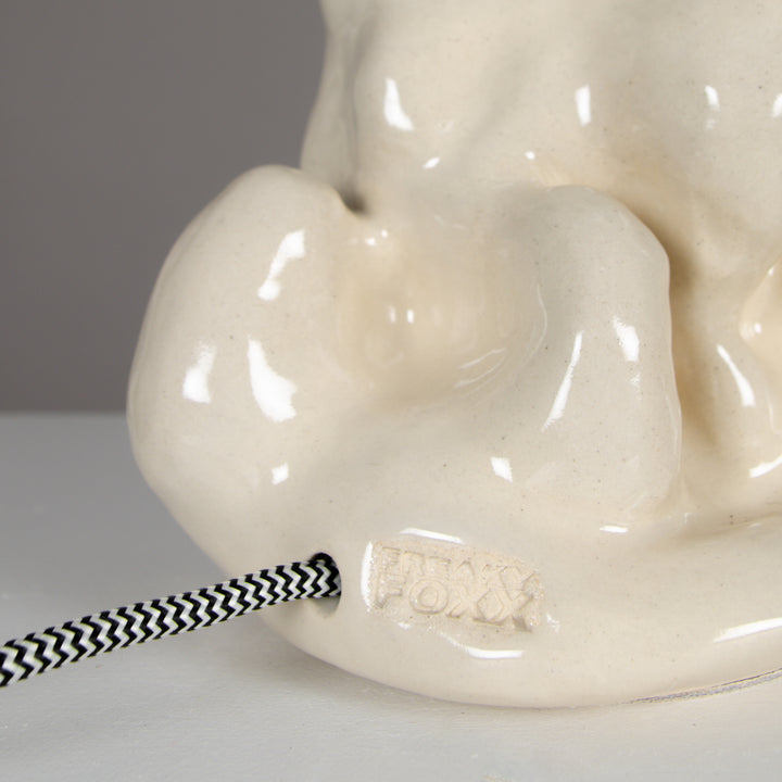 Braided fabric power cord with inline switch and EU plug – durable, high-end finish for handmade ceramic lamps. / Pintas tekstilinis laidas su jungikliu ir europiniu kištuku – patikimas sprendimas rankų darbo keraminiams šviestuvams.