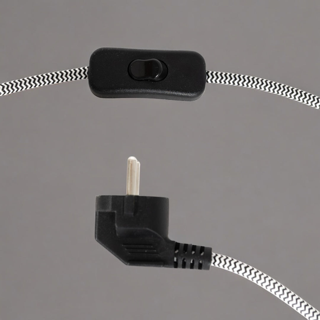 Braided fabric power cord with inline switch and EU plug – durable, high-end finish for handmade ceramic lamps. / Pintas tekstilinis laidas su jungikliu ir europiniu kištuku – patikimas sprendimas rankų darbo keraminiams šviestuvams.