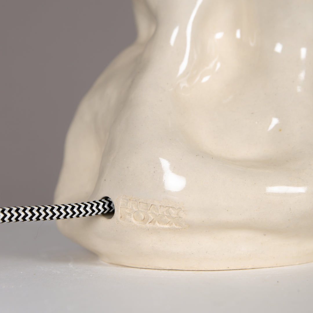 Textile braided cord with inline switch and EU plug – safe and stylish component for ceramic table lamps with linen shade. / Pintas tekstilinis laidas su europiniu kištuku ir jungikliu – saugus ir estetiškas sprendimas keraminiams šviestuvams su lino gaubtu.