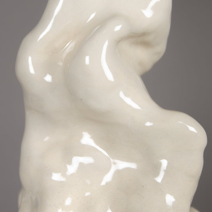 Close-up of glossy sculptural ceramic lamp base – modern ceramic art for interior lighting. / Blizgaus keraminio šviestuvo pagrindo stambus planas – šiuolaikinio dizaino interjero apšvietimui.