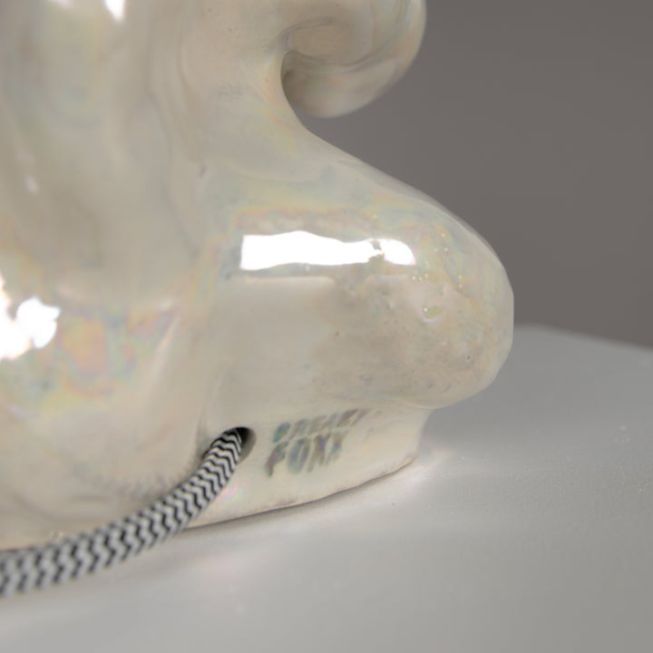 Close-up of handmade ceramic base with freakyfoxx signature – authentic stoneware lighting design. / Rankų darbo keraminio pagrindo stambus planas su freakyfoxx parašu – originalus akmens masės šviestuvo dizainas.