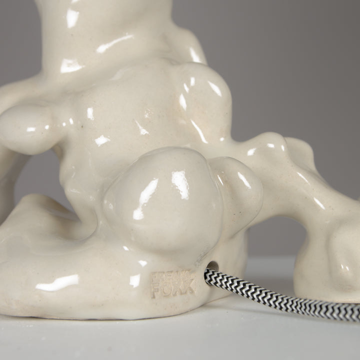 Artist-signed ceramic base with braided cable – unique handmade lamp with attention to finish. / Autoriaus pasirašytas keraminis pagrindas su pintu laidu – išskirtinis rankų darbo šviestuvas.