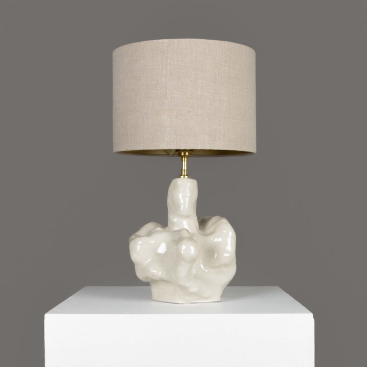 Sculptural ceramic table lamp shaped like a hand, paired with a 100% linen beige lampshade – artistic accent lighting for modern interiors. / Skulptūrinis rankos formos keraminis šviestuvas su 100 % lino smėlio spalvos gaubtu – meninis interjero akcentas.Sculptural ceramic table lamp shaped like a hand, paired with a 100% linen beige lampshade – artistic accent lighting for modern interiors. / Skulptūrinis rankos formos keraminis šviestuvas su 100 % lino smėlio spalvos gaubtu – meninis interjero akcentas.