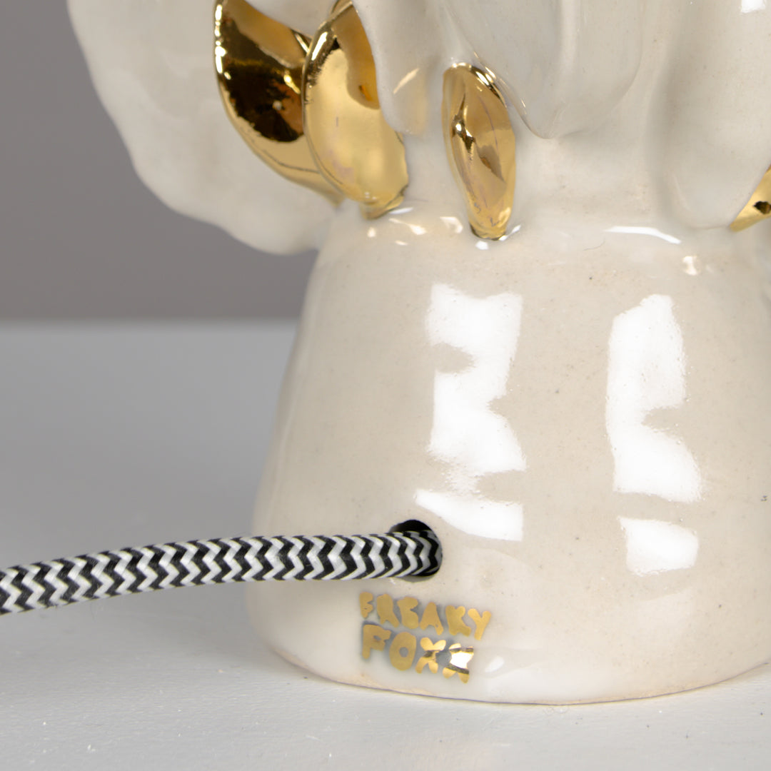 Back of the ceramic base with power cord and FreakyFoxx mark – works with included 100% linen lampshade. / Keraminio pagrindo galinė pusė su laidu ir FreakyFoxx ženklu – komplektuojamas su lino gaubtu.