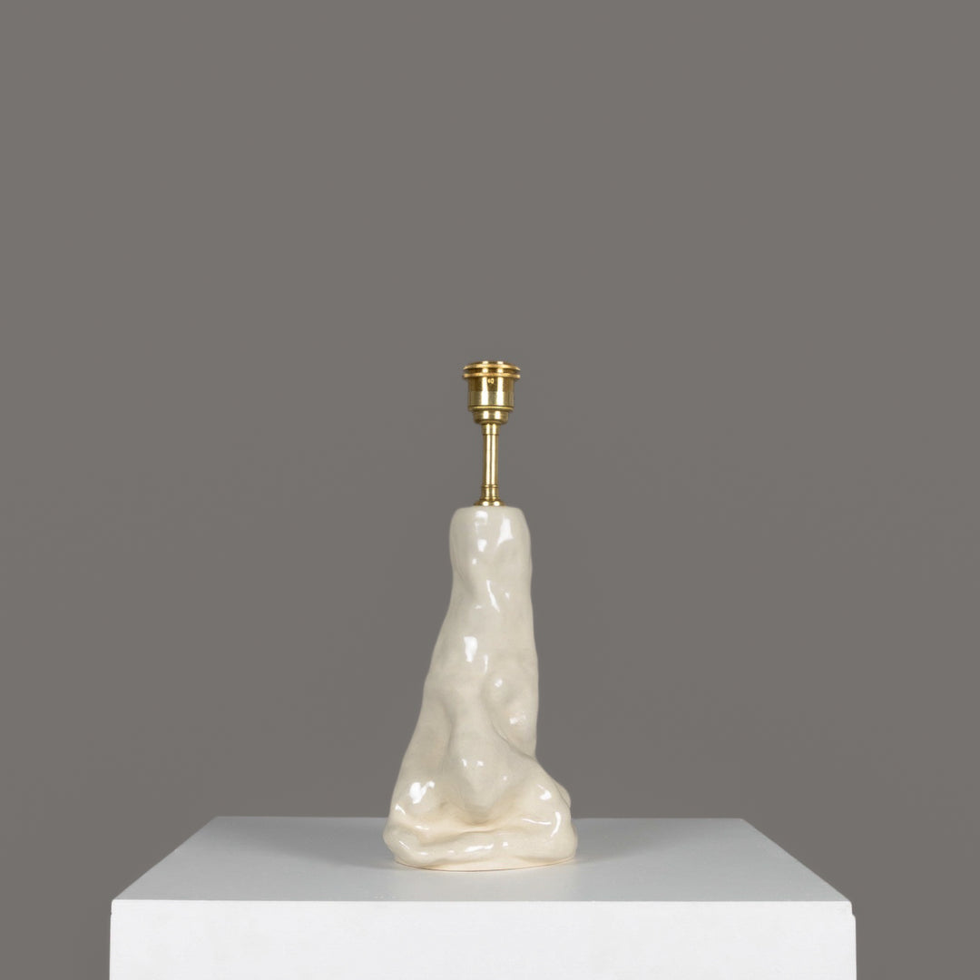 Minimalist handmade ceramic lamp base without lampshade – functional art piece made from stoneware. / Minimalistinis keraminis šviestuvo pagrindas be gaubto – funkcionalus meno objektas iš akmens masės.