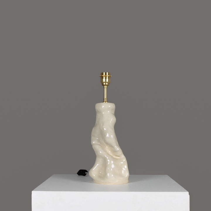 Side view of handmade ceramic lamp base – sculptural and fluid shape, designed for modern living spaces. / Keraminis šviestuvo pagrindas iš šono – skulptūriška forma, sukurta šiuolaikiškoms erdvėms.