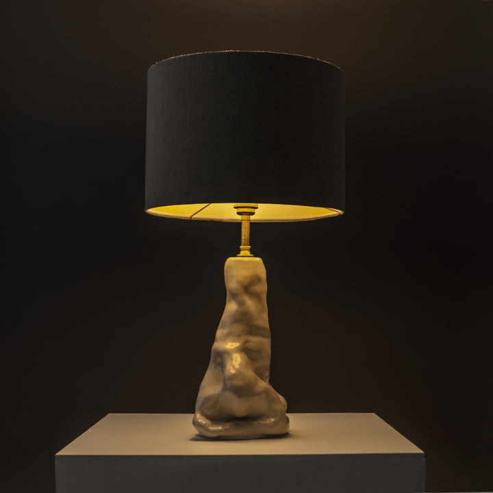 Designer ceramic table lamp with beige linen lampshade glowing warmly – elegant accent light for living room or bedroom. / Dizainerio keraminis stalinis šviestuvas su lino gaubtu šviečia jaukiai – puikus akcentas svetainei ar miegamajam.
