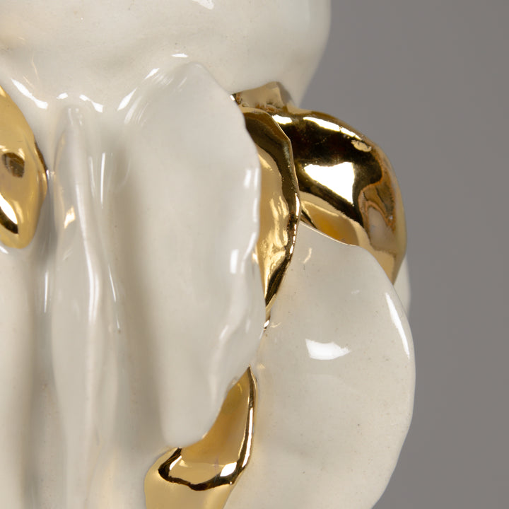 Glossy ceramic lamp base with golden sculptural accents – perfect for pairing with 100% linen beige lampshade. / Blizgus keraminis šviestuvo pagrindas su aukso akcentais – idealus derinys su smėlio spalvos lino gaubtu.