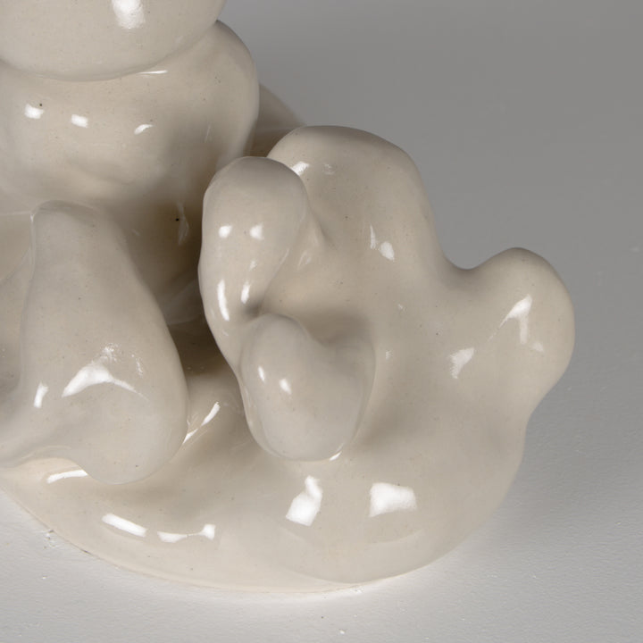 Glossy ceramic surface of lamp base – sculptural detail that reflects the handmade nature of each piece. / Blizgus keraminio pagrindo paviršius – skulptūrinė detalė, atspindinti autentišką rankų darbą.