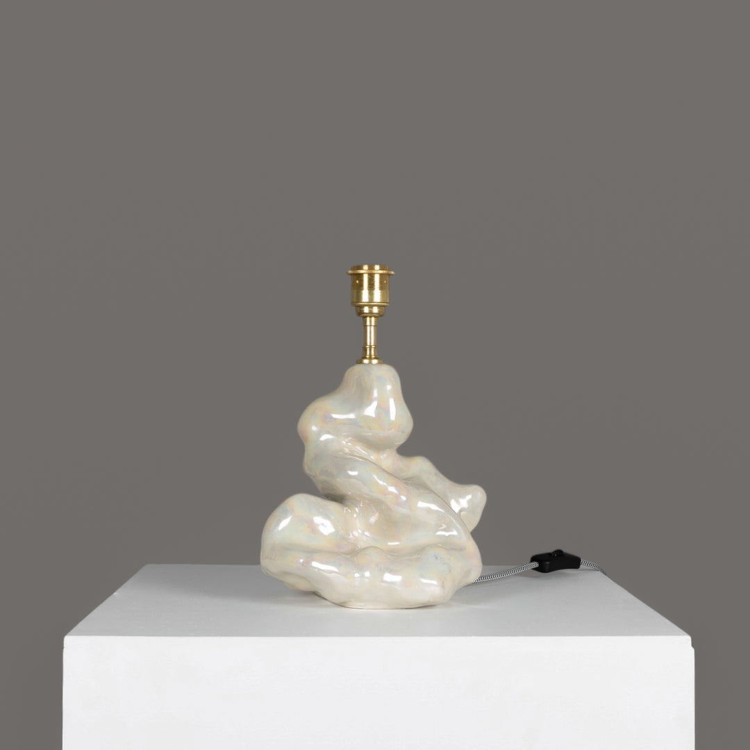 Sculptural ceramic lamp base without shade – glossy white finish, perfect for personalized lighting. / Skulptūrinis keraminis šviestuvo pagrindas be gaubto – blizgus baltas paviršius, tinkantis individualiam interjerui.