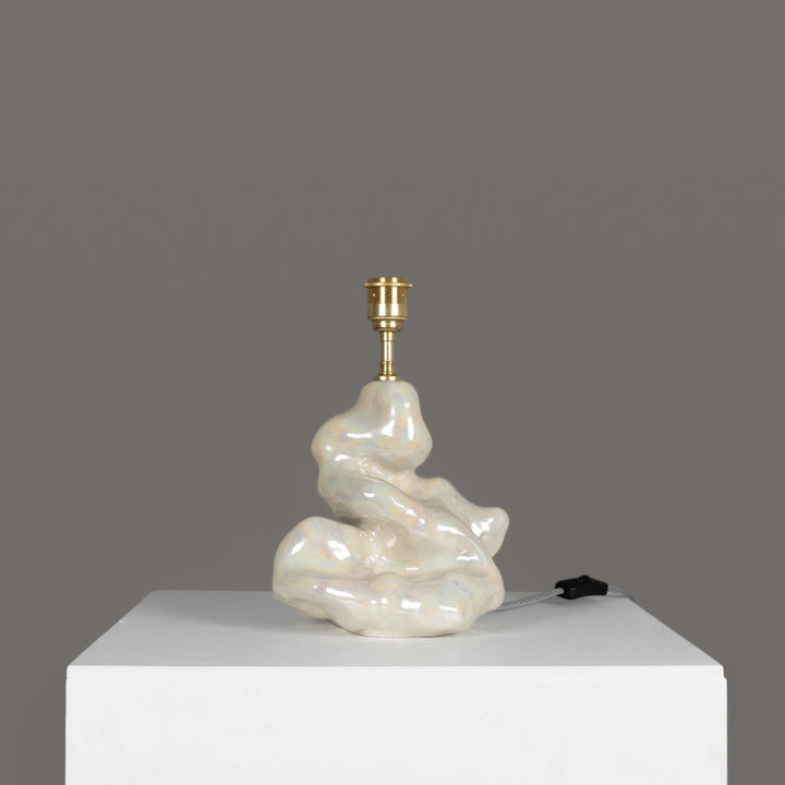 Sculptural ceramic lamp base without shade – glossy white finish, perfect for personalized lighting. / Skulptūrinis keraminis šviestuvo pagrindas be gaubto – blizgus baltas paviršius, tinkantis individualiam interjerui.