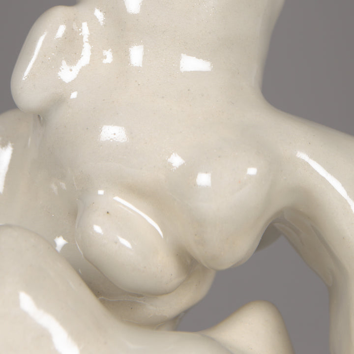 High-gloss ceramic lamp base surface with sculptural detail – soft form and fluid artistry in one. / Blizgi keraminė šviestuvo tekstūra su skulptūriška detale – švelni forma ir estetiškas srautas.