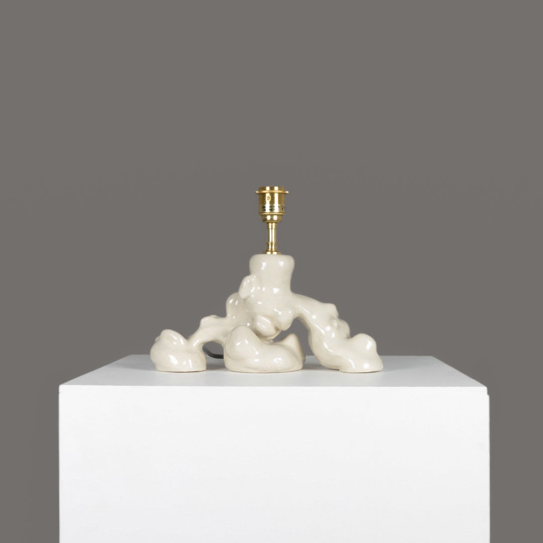 Front-facing ceramic lamp base without lampshade – uniquely handbuilt, ideal for pairing with natural linen. / Rankų darbo keraminis šviestuvo pagrindas be gaubto – puikiai dera su natūralaus lino apdaila.