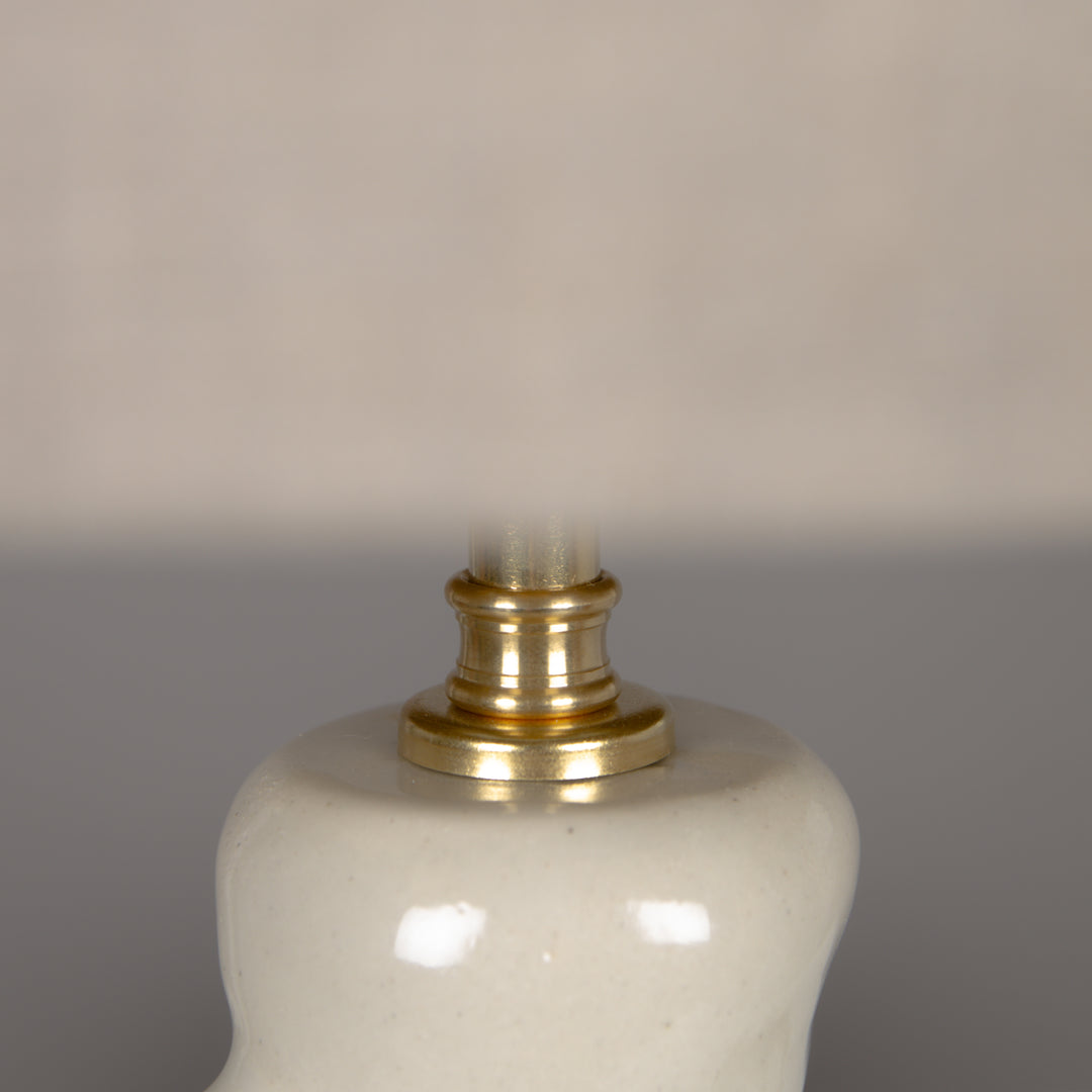 Close-up of brass fitting and 100% linen lampshade – premium quality detail in handmade lighting. / Žalvario tvirtinimo ir lino gaubto stambus planas – aukštos kokybės detalė rankų darbo šviestuve.