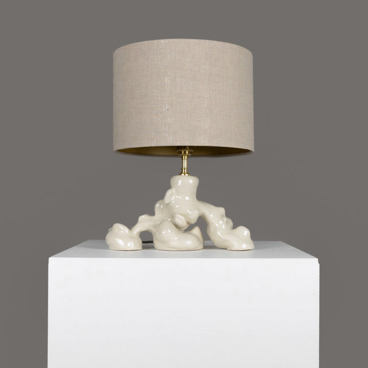 Organic sculptural ceramic table lamp with 100% linen beige lampshade – designed for calming, artful interior spaces. / Organinės formos keraminis stalinis šviestuvas su 100 % lino smėlio spalvos gaubtu – ramiai ir meniškai namų atmosferai.