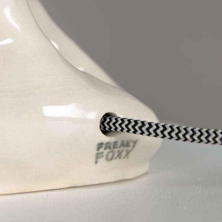 Back view with FreakyFoxx ceramic stamp and braided power cord – handcrafted detail and quality finish. / Vaizdas iš galo su FreakyFoxx žyma ir pintu laidu – rankų darbo kokybė ir išskirtinumas.