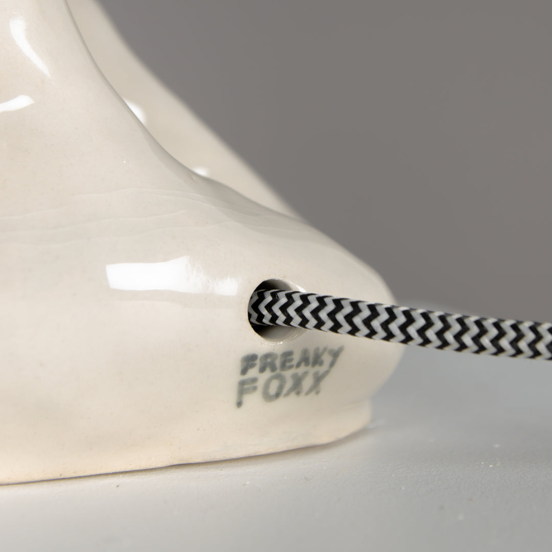 Back view with FreakyFoxx ceramic stamp and braided power cord – handcrafted detail and quality finish. / Vaizdas iš galo su FreakyFoxx žyma ir pintu laidu – rankų darbo kokybė ir išskirtinumas.