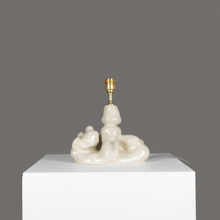 Fluid ceramic lamp base without lampshade – handmade object perfect for adding your own linen or fabric top. / Organinės formos keraminis šviestuvo pagrindas be gaubto – rankų darbo objektas, tinkamas derinimui su lino ar tekstilės gaubtu.