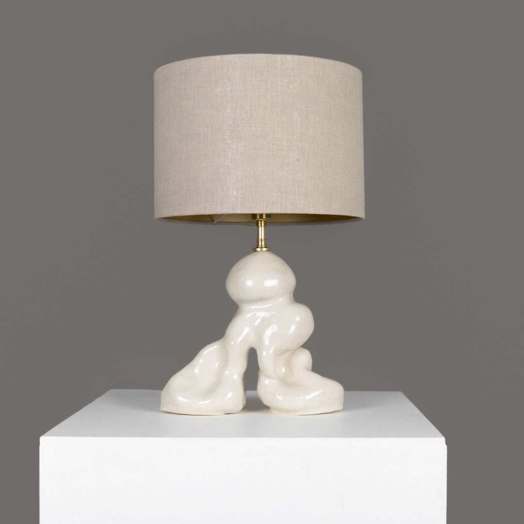 Hand-sculpted ceramic table lamp with 100% linen beige lampshade – modern functional decor for slow-living interiors. / Rankų darbo skulptūrinis keraminis šviestuvas su smėlio spalvos lino gaubtu – šiuolaikiškam ir lėto gyvenimo būdo interjerui.