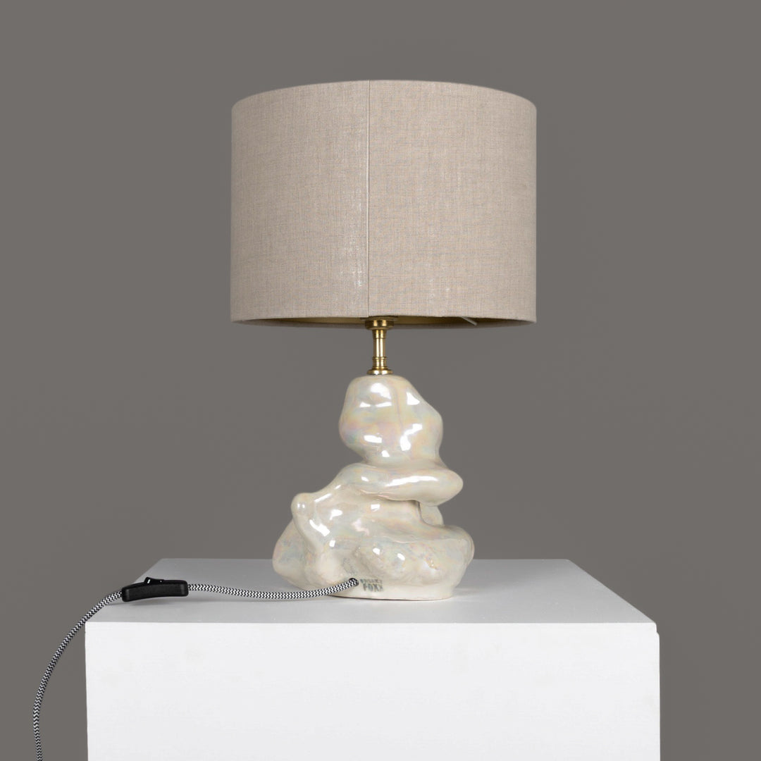 Full view of stoneware lamp with natural linen shade – artistic home decor and soft lighting in one piece. / Pilnas akmens masės šviestuvo vaizdas su lino gaubtu – meninis dekoro ir švelnaus apšvietimo derinys.