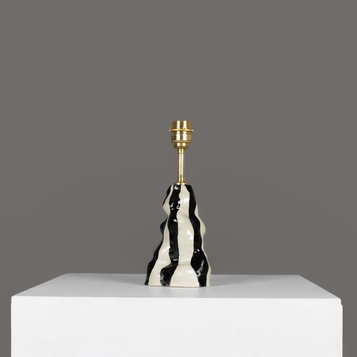 Sculptural lamp base with black and white contrast – modern stoneware lamp for bold, minimal home decor. / Skulptūrinis akmens masės šviestuvo pagrindas su juodos ir baltos spalvų kontrastu – drąsiam ir šiuolaikiškam interjerui.