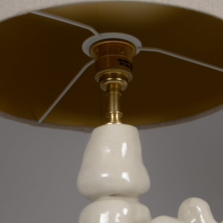 Underside view of 100% linen lampshade with brass hardware – elegant and durable construction detail. / Lino gaubto apačia su žalvariniu tvirtinimu – elegantiška ir ilgaamžė konstrukcija.