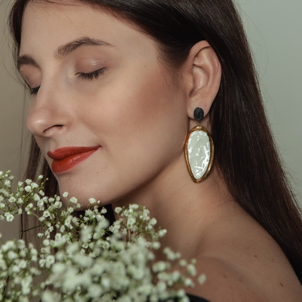 Gold  porcelain earrings. Auksiniai auskarai iš porceliano. FreakyFoxx Gift Shop in Užupis. Jewelry in Užupis Republic. Porceliano papuošalų parduotuvė Užupyje, Polocko gatvėje. Keramikiniai auskarai. Sidabriniai auskarai. Ilgi auskarai. Lietuvių dizainerių papuošalai. Juvelyrikos parduotuvė Vilniuje.