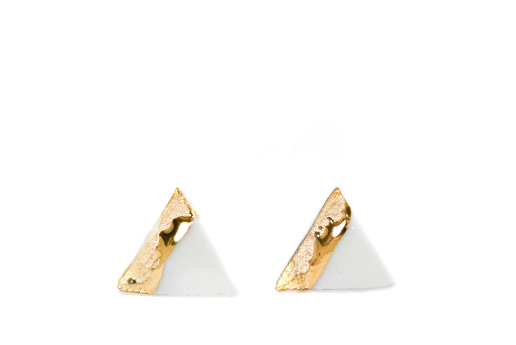 Balti auskarai, White porcelain earrings with gold, triangle earrings, ceramic earrings, handmade earrings, porceliano auskarai, keramikiniai auskrai, rankų darbo auskarai