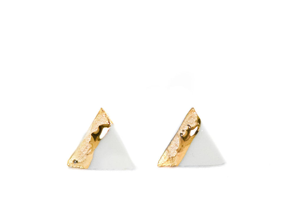 Balti auskarai, White porcelain earrings with gold, triangle earrings, ceramic earrings, handmade earrings, porceliano auskarai, keramikiniai auskrai, rankų darbo auskarai