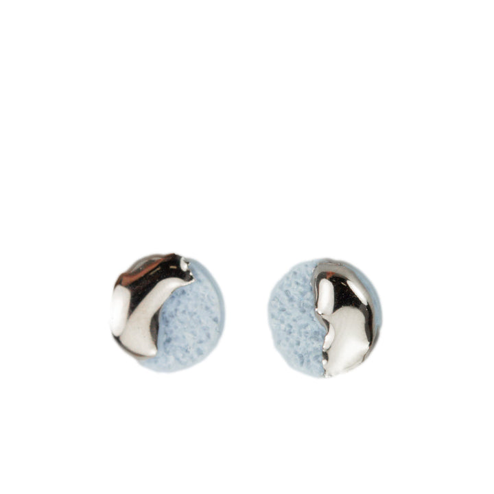 "Bona" apvalūs mėlyno porceliano auskarai dengti platinos liustra pagal freakyfoxx Algina studija vilniuje / "Bona" round stud blue Porcelain earrings plated with platinum by freakyfoxx algina midvere