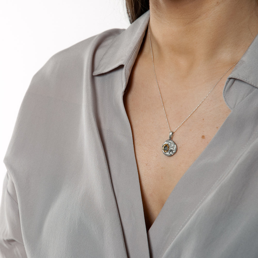 Porceliano pakabukas reguliuojamo ilgio sidabrinė grandinėlė sukurta freakyfoxx keramikos studija vilniuje