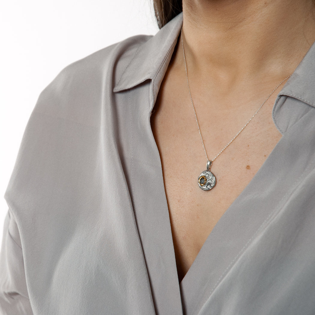 Porceliano pakabukas reguliuojamo ilgio sidabrinė grandinėlė sukurta freakyfoxx keramikos studija vilniuje