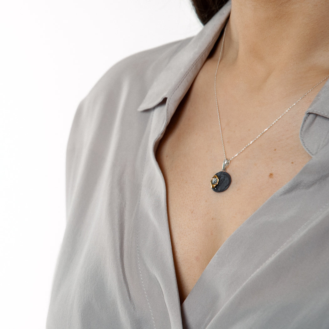 Juodas porcelianinis pakabukas su auksu pagamintas FreakyFoxx studijoje