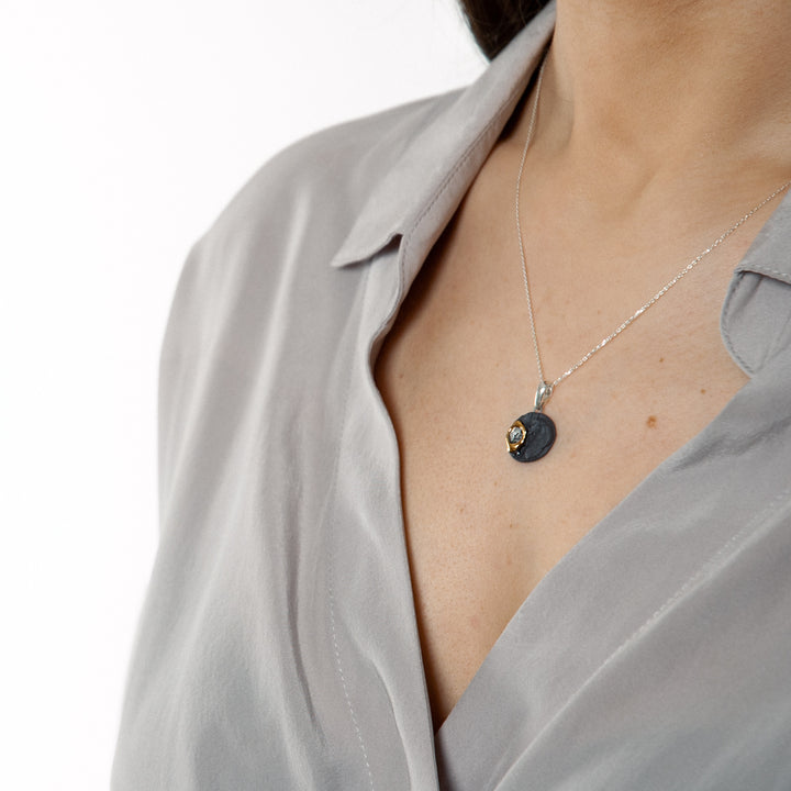 Juodas porcelianinis pakabukas su auksu pagamintas FreakyFoxx studijoje