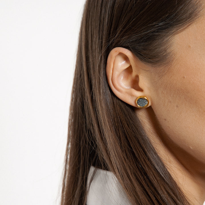 Apvalūs auskarai su auksu iš porceliano pagaminti Lietuvoje