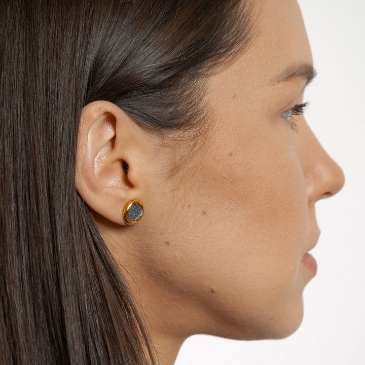 Rankų darbo auskarai iš porceliano pagamintii Lietuvos kurūrėjos Algina Midverė iš porceliano juvelyrikos namų Užupyje FreakyFoxx