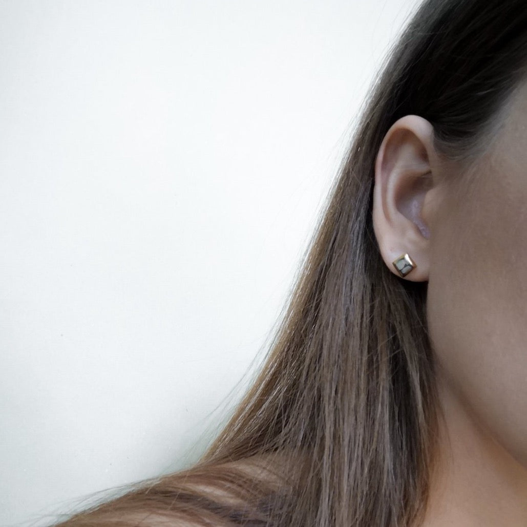 porceliano auskarai, keramikiniai auskarai, auskarai iš porceliano, auskarai iš keramikos, papuošalai iš porceliano, papuošalai iš keramikos, rankų darbu auskarai, porcelain earrings, porcelain jewelry, ceramic earrings, ceramic jewelry, handmade earrings, keramikiniai papuošalai, porceliano papuošalai, papuošalai Vilniuje, papuošalai Užupyje, juvelyrikos namai Vilniuje