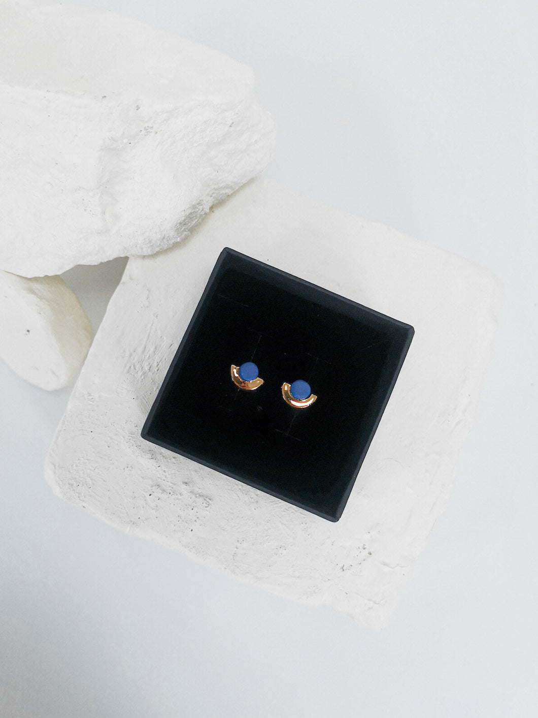 porceliano auskarai, keramikiniai auskarai, auskarai iš porceliano, auskarai iš keramikos, papuošalai iš porceliano, papuošalai iš keramikos, rankų darbu auskarai, porcelain earrings, porcelain jewelry, ceramic earrings, ceramic jewelry, handmade earrings, keramikiniai papuošalai, porceliano papuošalai, papuošalai Vilniuje, papuošalai Užupyje, juvelyrikos namai Vilniuje