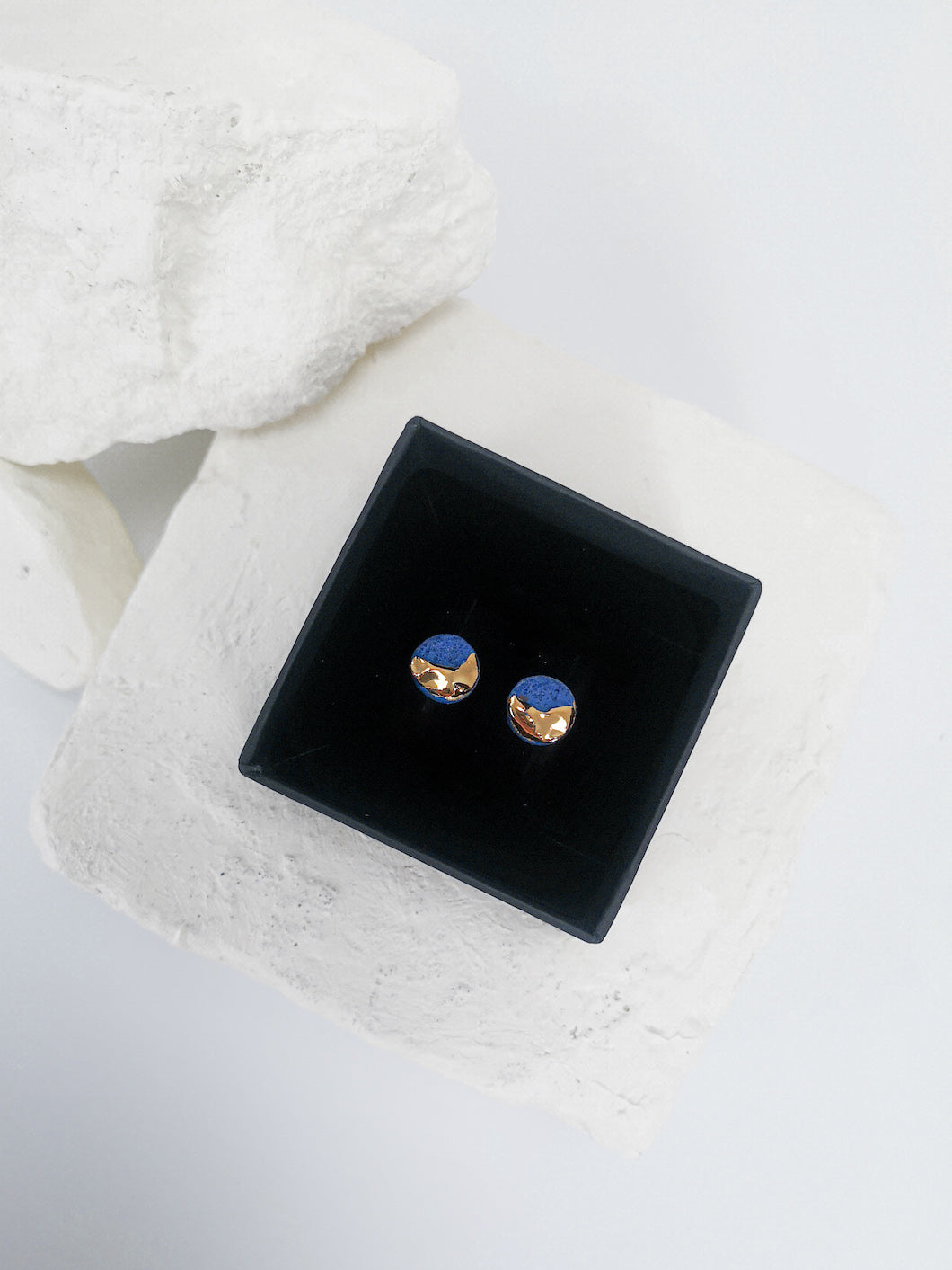 porceliano auskarai, keramikiniai auskarai, auskarai iš porceliano, auskarai iš keramikos, papuošalai iš porceliano, papuošalai iš keramikos, rankų darbu auskarai, porcelain earrings, porcelain jewelry, ceramic earrings, ceramic jewelry, handmade earrings, keramikiniai papuošalai, porceliano papuošalai, papuošalai Vilniuje, papuošalai Užupyje, juvelyrikos namai Vilniuje