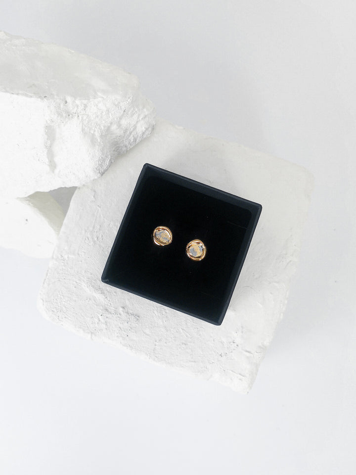 porceliano auskarai, keramikiniai auskarai, auskarai iš porceliano, auskarai iš keramikos, papuošalai iš porceliano, papuošalai iš keramikos, rankų darbu auskarai, porcelain earrings, porcelain jewelry, ceramic earrings, ceramic jewelry, handmade earrings, keramikiniai papuošalai, porceliano papuošalai, papuošalai Vilniuje, papuošalai Užupyje, juvelyrikos namai Vilniuje