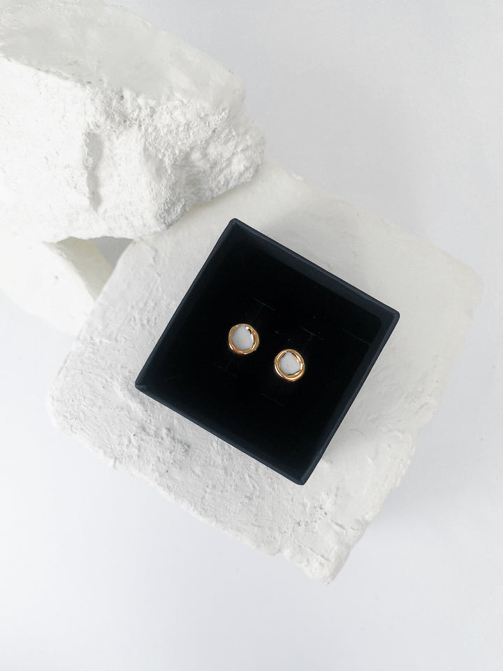 porceliano auskarai, keramikiniai auskarai, auskarai iš porceliano, auskarai iš keramikos, papuošalai iš porceliano, papuošalai iš keramikos, rankų darbu auskarai, porcelain earrings, porcelain jewelry, ceramic earrings, ceramic jewelry, handmade earrings, keramikiniai papuošalai, porceliano papuošalai, papuošalai Vilniuje, papuošalai Užupyje, juvelyrikos namai Vilniuje