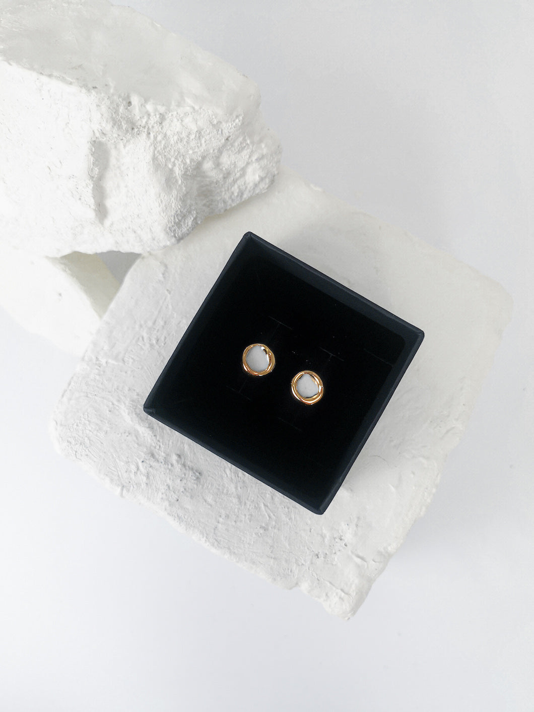 porceliano auskarai, keramikiniai auskarai, auskarai iš porceliano, auskarai iš keramikos, papuošalai iš porceliano, papuošalai iš keramikos, rankų darbu auskarai, porcelain earrings, porcelain jewelry, ceramic earrings, ceramic jewelry, handmade earrings, keramikiniai papuošalai, porceliano papuošalai, papuošalai Vilniuje, papuošalai Užupyje, juvelyrikos namai Vilniuje