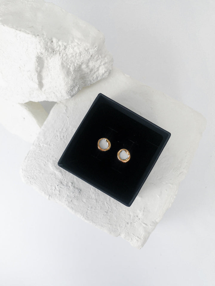 porceliano auskarai, keramikiniai auskarai, auskarai iš porceliano, auskarai iš keramikos, papuošalai iš porceliano, papuošalai iš keramikos, rankų darbu auskarai, porcelain earrings, porcelain jewelry, ceramic earrings, ceramic jewelry, handmade earrings, keramikiniai papuošalai, porceliano papuošalai, papuošalai Vilniuje, papuošalai Užupyje, juvelyrikos namai Vilniuje