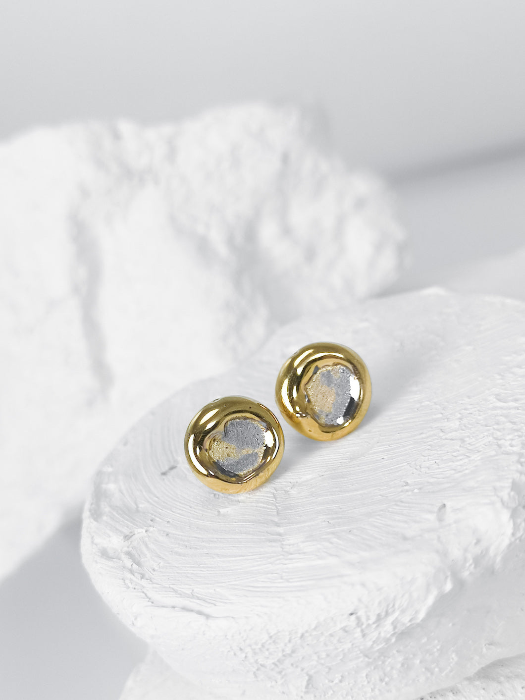 porceliano auskarai, keramikiniai auskarai, auskarai iš porceliano, auskarai iš keramikos, papuošalai iš porceliano, papuošalai iš keramikos, rankų darbu auskarai, porcelain earrings, porcelain jewelry, ceramic earrings, ceramic jewelry, handmade earrings, keramikiniai papuošalai, porceliano papuošalai, papuošalai Vilniuje, papuošalai Užupyje, juvelyrikos namai Vilniuje