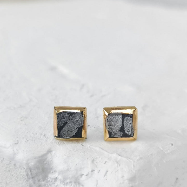 juodi porceliano auskarai, keramikiniai auskarai, auskarai iš porceliano, auskarai iš keramikos, papuošalai iš porceliano, papuošalai iš keramikos, rankų darbu auskarai, porcelain earrings, porcelain jewelry, ceramic earrings, ceramic jewelry, handmade earrings, keramikiniai papuošalai, porceliano papuošalai, papuošalai Vilniuje, papuošalai Užupyje, juvelyrikos namai Vilniuje